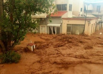 Φονική κακοκαιρία στη Μάνδρα: Τους τρεις έφτασαν οι νεκροί από τις πλημμύρες (βίντεο)