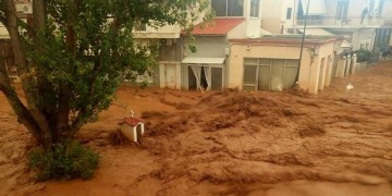 Φονική κακοκαιρία στη Μάνδρα: Τους τρεις έφτασαν οι νεκροί από τις πλημμύρες (βίντεο)