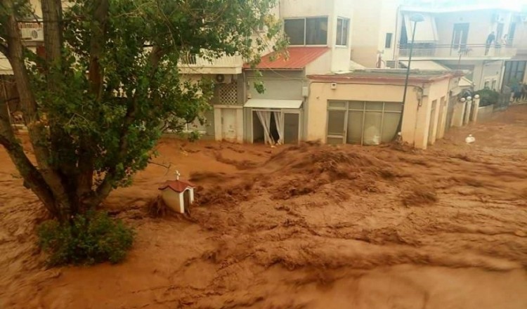 Φονική κακοκαιρία στη Μάνδρα: Τους τρεις έφτασαν οι νεκροί από τις πλημμύρες (βίντεο)