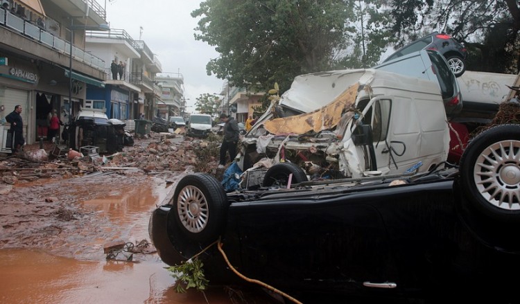 Θρήνος στη Μάνδρα: Αυξάνεται ο αριθμός των νεκρών της κακοκαιρίας