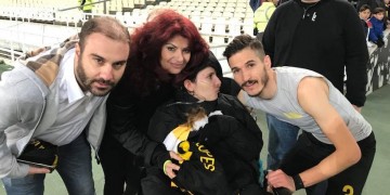 Συγκίνηση με τη Μυρτώ της Πάρου – Στο ΟΑΚΑ για την αγαπημένη της ΑΕΚ