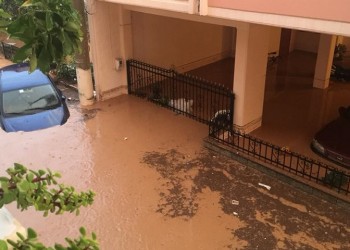 Νέα Πέραμος, Μάνδρα και Μέγαρα πνίγηκαν από τις πλημμύρες – Υπάρχουν εγκλωβισμένοι σε οχήματα (βίντεο)