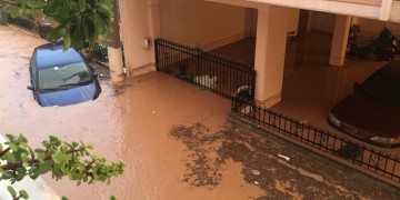 Νέα Πέραμος, Μάνδρα και Μέγαρα πνίγηκαν από τις πλημμύρες – Υπάρχουν εγκλωβισμένοι σε οχήματα (βίντεο)