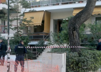 Σοκαριστική εξέλιξη στην τραγωδία της Νέας Σμύρνης – Έβαλε φωτιά και κάηκε με τα παιδιά του