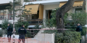 Σοκαριστική εξέλιξη στην τραγωδία της Νέας Σμύρνης – Έβαλε φωτιά και κάηκε με τα παιδιά του