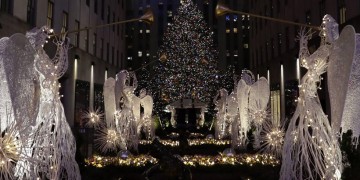 Κανονικά οι προετοιμασίες για το χριστουγεννιάτικο δέντρο στο Ροκφέλερ Σέντερ στη Νέα Υόρκη