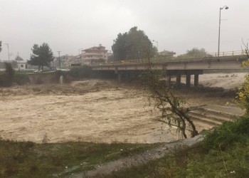 Στο έλεος της κακοκαιρίας η Κατερίνη – Μεταφέρθηκαν 30 άτομα σε ασφαλή σημεία