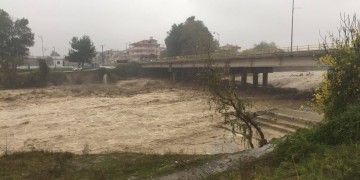 Στο έλεος της κακοκαιρίας η Κατερίνη – Μεταφέρθηκαν 30 άτομα σε ασφαλή σημεία