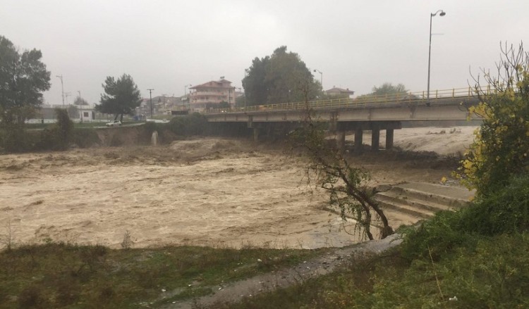 Στο έλεος της κακοκαιρίας η Κατερίνη – Μεταφέρθηκαν 30 άτομα σε ασφαλή σημεία