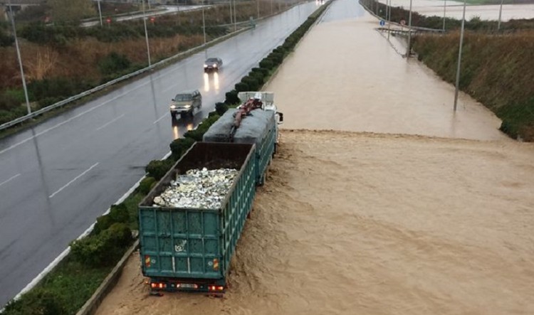 Διακοπή κυκλοφορίας στην εθνική οδό Αθηνών-Θεσσαλονίκης