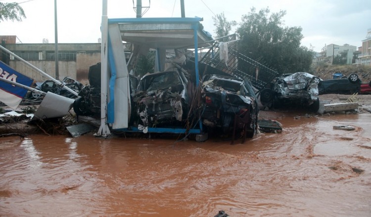 Εφιάλτης στη Δυτική Αττική: 15 οι νεκροί από τις πλημμύρες, εθνικό πένθος κήρυξε ο Τσίπρας