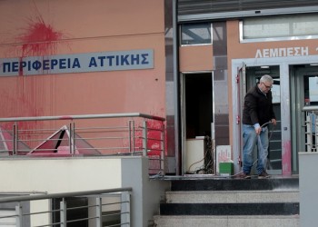 Βίντεο από την επίθεση του Ρουβίκωνα με βαριοπούλες στην Περιφέρεια Αττικής