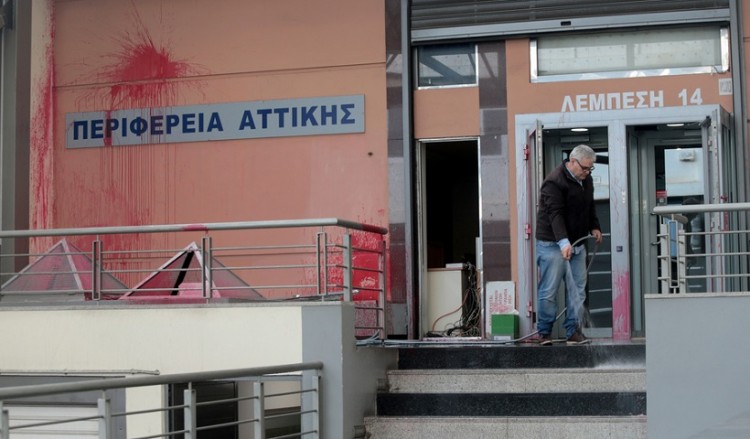 Βίντεο από την επίθεση του Ρουβίκωνα με βαριοπούλες στην Περιφέρεια Αττικής