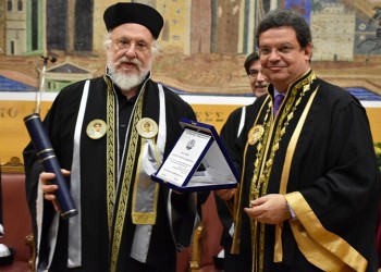 Ο Διονύσης Σαββόπουλος επίτιμος διδάκτορας του ΑΠΘ (φωτο)