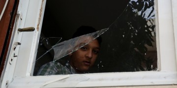 Επίθεση με πέτρες και μπουκάλια στο σπίτι του 11χρονου Αμίρ – Είχε κληρωθεί σημαιοφόρος (φωτο)