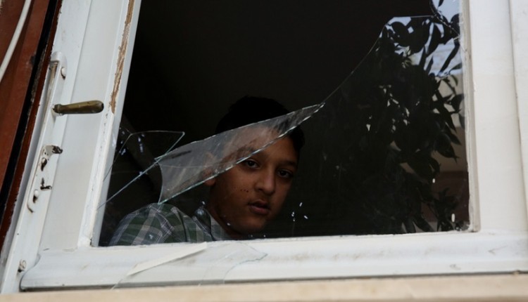 Επίθεση με πέτρες και μπουκάλια στο σπίτι του 11χρονου Αμίρ – Είχε κληρωθεί σημαιοφόρος (φωτο)