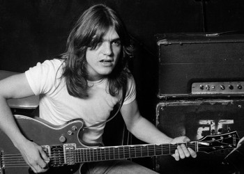 Πέθανε ο κιθαρίστας και συνιδρυτής των AC/DC Μάλκολμ Γιανγκ