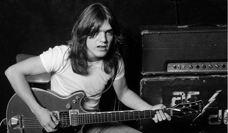 Πέθανε ο κιθαρίστας και συνιδρυτής των AC/DC Μάλκολμ Γιανγκ