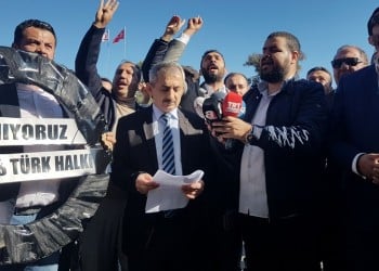 Απειλούν με λιντσάρισμα τον Σενέρ Λεβέντ για ένα κολάζ με τον Ερντογάν