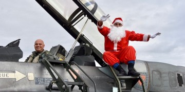 Ποιο έλκηθρο; Στην 110 Πτέρυγα Μάχης ο Αϊ-Βασίλης πήγε με F-16! (βίντεο)