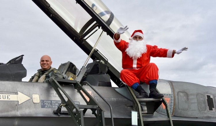 Ποιο έλκηθρο; Στην 110 Πτέρυγα Μάχης ο Αϊ-Βασίλης πήγε με F-16! (βίντεο)