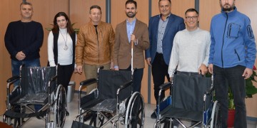 Τρία αναπηρικά αμαξίδια δώρισε ο Δήμος Αχαρνών από καπάκια που μαζεύουν μαθητές