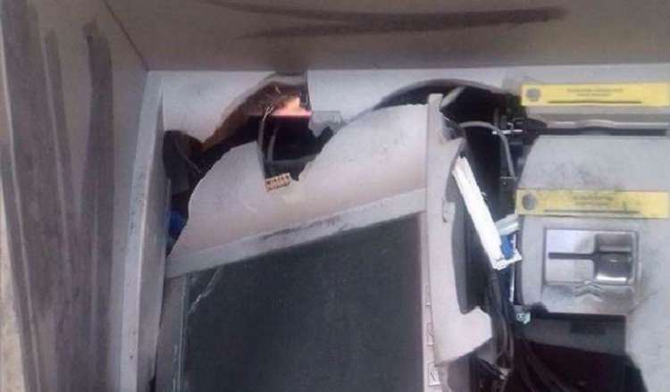 Ανατίναξαν ΑΤΜ στο Μενίδι, αλλά δεν πήραν τα χρήματα