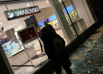 Πανικός στο Λονδίνο από μια σπασμένη βιτρίνα