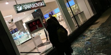 Πανικός στο Λονδίνο από μια σπασμένη βιτρίνα