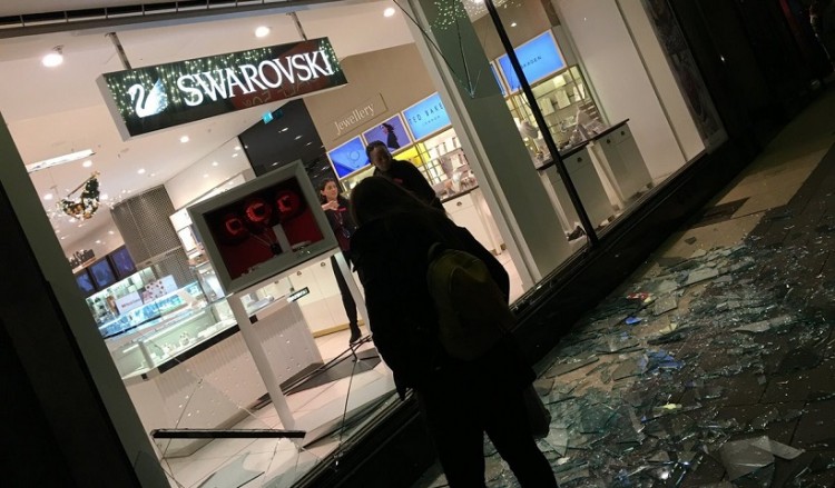 Πανικός στο Λονδίνο από μια σπασμένη βιτρίνα