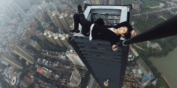 Βίντεο-σοκ: Αναρριχητής κάνει έλξεις στο χείλος κτηρίου 62 ορόφων και πέφτει στο κενό (βίντεο)