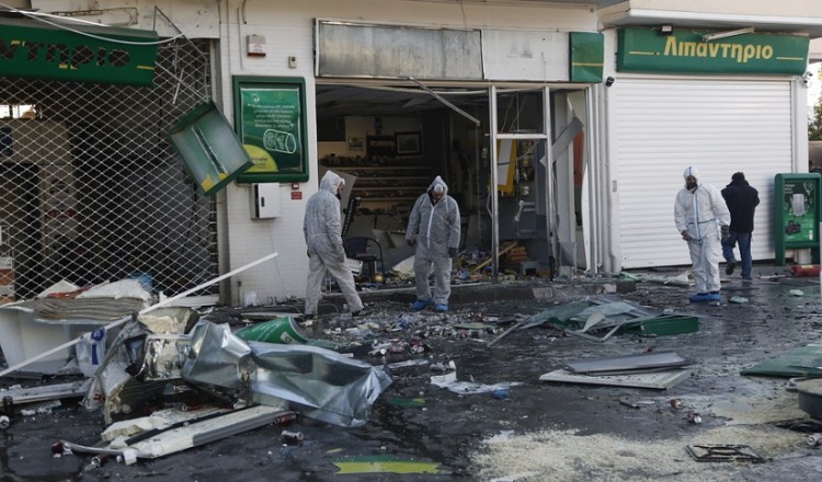 Έκρηξη σε βενζινάδικο στην Ανάβυσσο – «Ήταν βόμβα» λέει ο ιδιοκτήτης