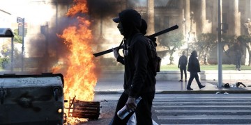 Κουκουλοφόροι σπάνε το κέντρο της Αθήνας – Επέτειος δολοφονίας Γρηγορόπουλου (βίντεο)