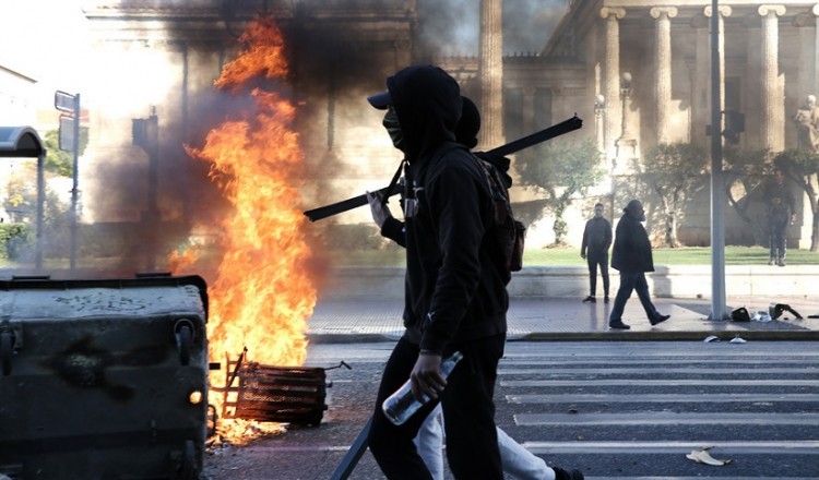 Κουκουλοφόροι σπάνε το κέντρο της Αθήνας – Επέτειος δολοφονίας Γρηγορόπουλου (βίντεο)