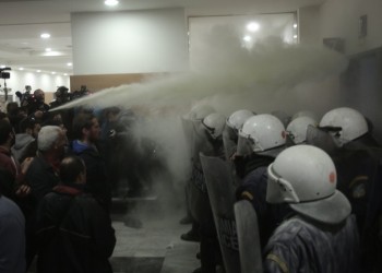 Εισαγγελέας για τα επεισόδια και τα δακρυγόνα στο Ειρηνοδικείο Αθηνών