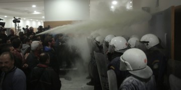 Εισαγγελέας για τα επεισόδια και τα δακρυγόνα στο Ειρηνοδικείο Αθηνών