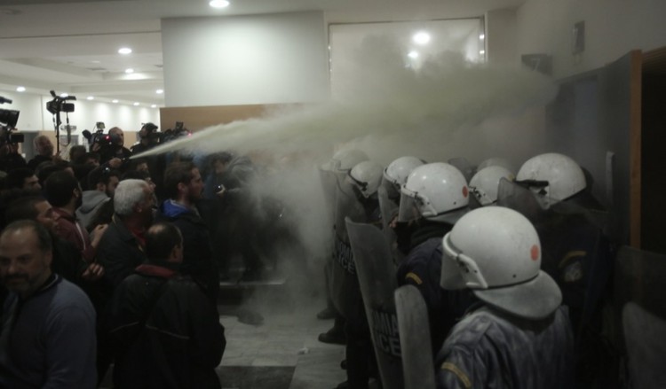 Εισαγγελέας για τα επεισόδια και τα δακρυγόνα στο Ειρηνοδικείο Αθηνών