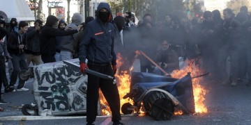 Οι κουκουλοφόροι τα έσπασαν στην πορεία για τον Γρηγορόπουλο (φωτο)