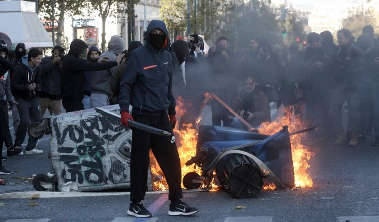 Οι κουκουλοφόροι τα έσπασαν στην πορεία για τον Γρηγορόπουλο (φωτο)