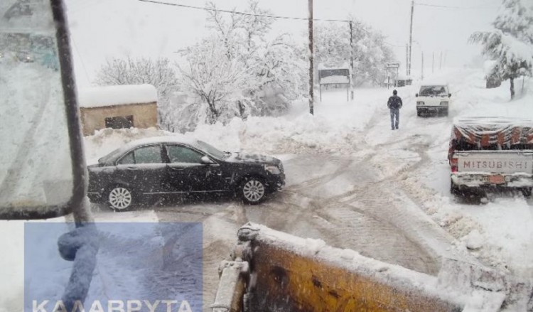 Αποκαθίσταται η κυκλοφορία και η ηλεκτροδότηση στα Καλάβρυτα