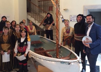 Ποντιακά κάλαντα κι ένα καράβι του Πόντου από τους «Κομνηνούς» Εύβοιας (φωτο)