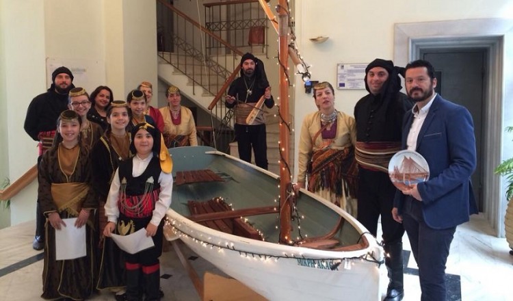 Ποντιακά κάλαντα κι ένα καράβι του Πόντου από τους «Κομνηνούς» Εύβοιας (φωτο)