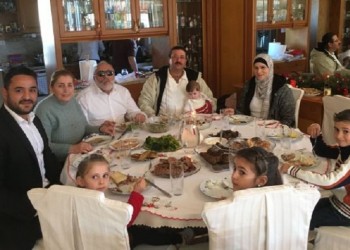 Σύρους πρόσφυγες φιλοξένησε στο σπίτι του ο Κουρουμπλής (φωτο)