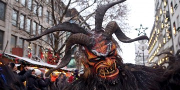 Γέμισε αγιοβασιλιάτικα τέρατα η κεντρική πλατεία του Μονάχου (φωτο, βίντεο)