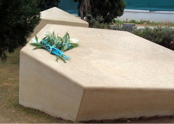 Βεβήλωσαν το μνημείο του Ολοκαυτώματος στον Κεραμεικό