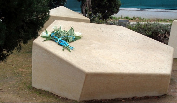 Βεβήλωσαν το μνημείο του Ολοκαυτώματος στον Κεραμεικό