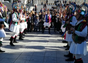 Οι Μωμόγεροι ξεχύθηκαν στο κέντρο της Αθήνας (φωτο)