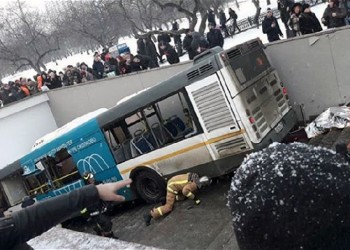 Λεωφορείο έπεσε σε πεζούς σε υπόγεια διάβαση στη Μόσχα (βίντεο)