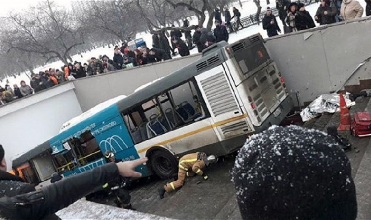 Λεωφορείο έπεσε σε πεζούς σε υπόγεια διάβαση στη Μόσχα (βίντεο)