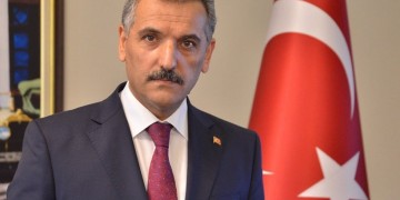 Ο νομάρχης Σαμψούντας τα βάζει με τη Samsung και το ίντερνετ!